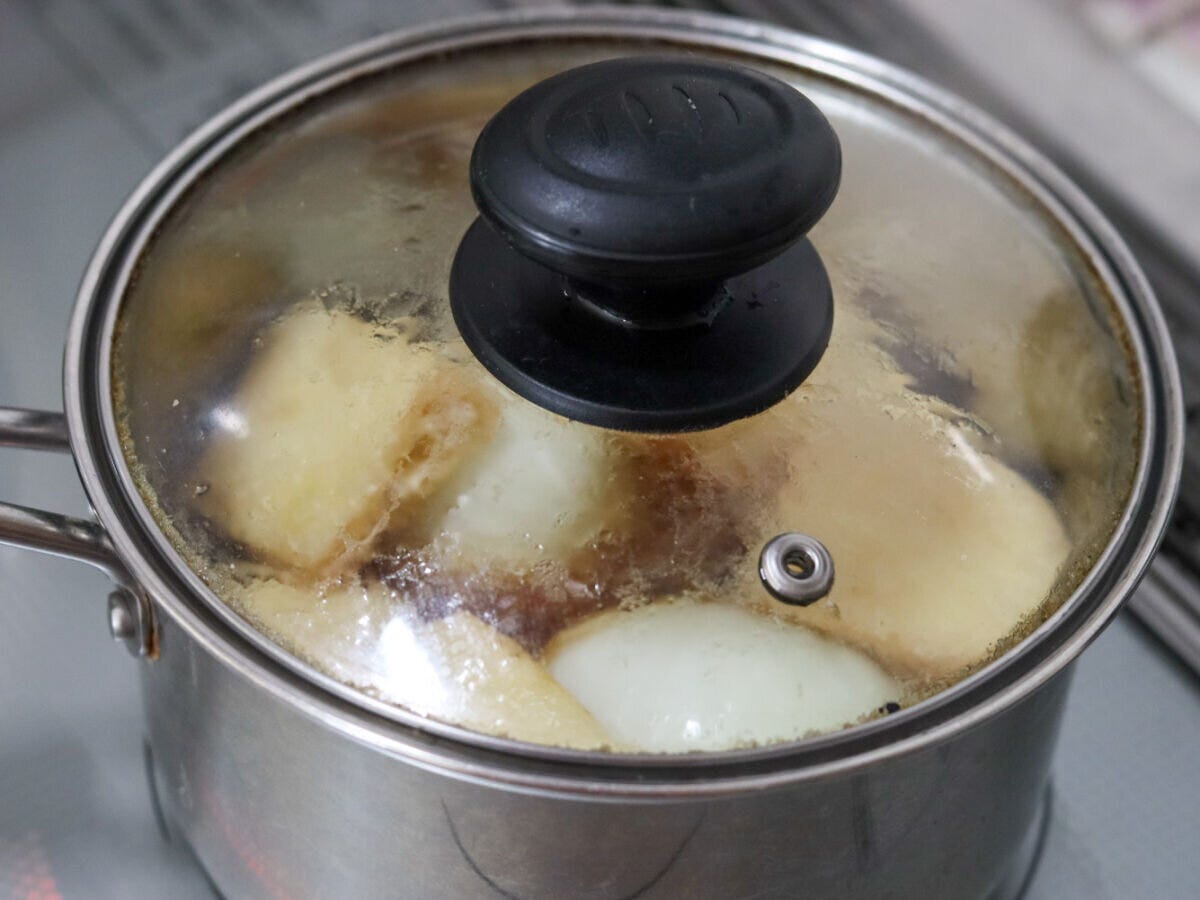 フタをして弱めの中火で煮ている鍋の様子 フタをして弱めの中火で煮ている鍋の様子