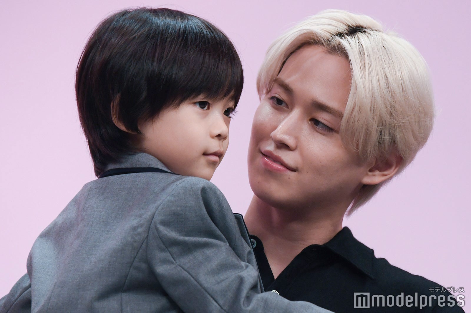 JO1白岩瑠姫、サプライズ登場の人気子役を抱っこ「急にめっちゃ懐いた」初テレビドラマ制作発表会に登壇【娘の命を奪ったヤツを殺すのは罪ですか？】