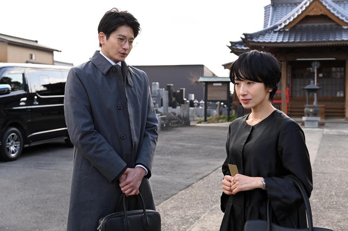 向井理、映美くらら「ダブルチート 偽りの警官 Season1」第4話より(C)テレビ東京 WOWOW