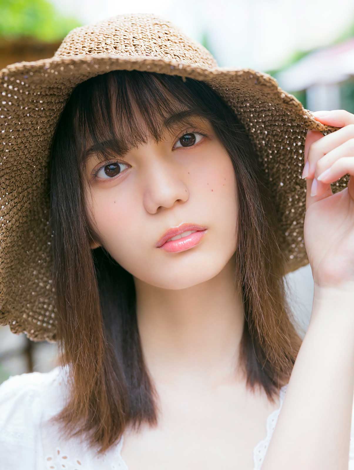 日向坂46小坂菜緒、修学旅行で青春満喫 手書きタイトル付きアザーカットミニブック表紙公開＜君は誰？＞ - モデルプレス