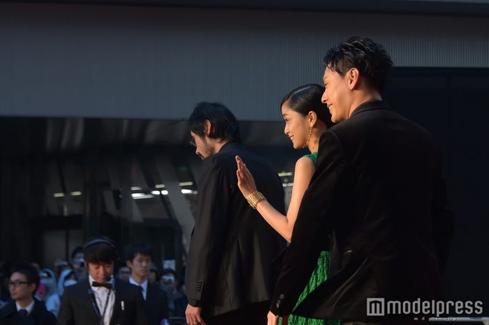 大歓声に応える深川麻衣、山下健二郎 (C)モデルプレス
