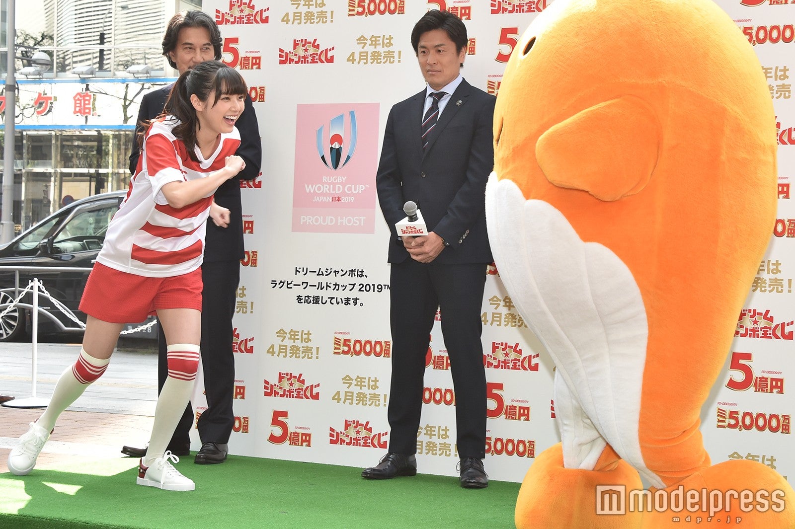 新川優愛タックル（3） （C）モデルプレス