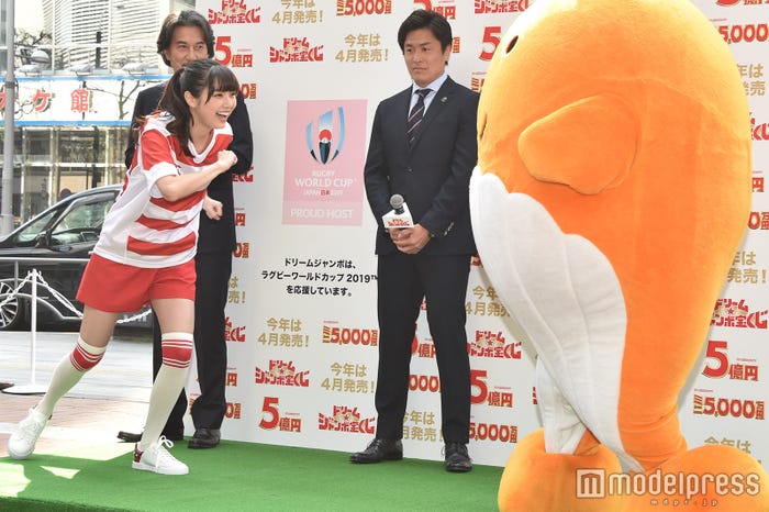 新川優愛タックル(3) (C)モデルプレス