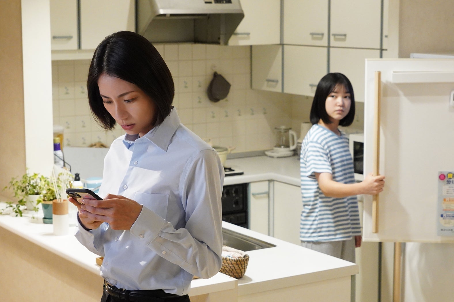 （左）松下奈緒「大追跡～警視庁SSBC強行犯係～」第4話（C）テレビ朝日・東映