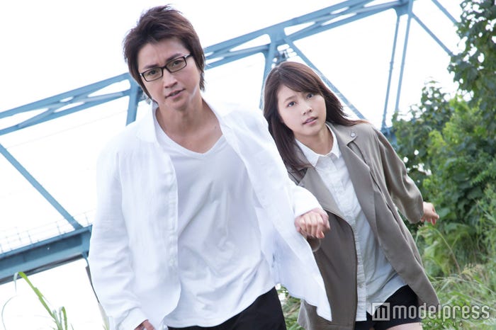 (左から)藤原竜也、有村架純(C)2016 映画「僕だけがいない街」製作委員会