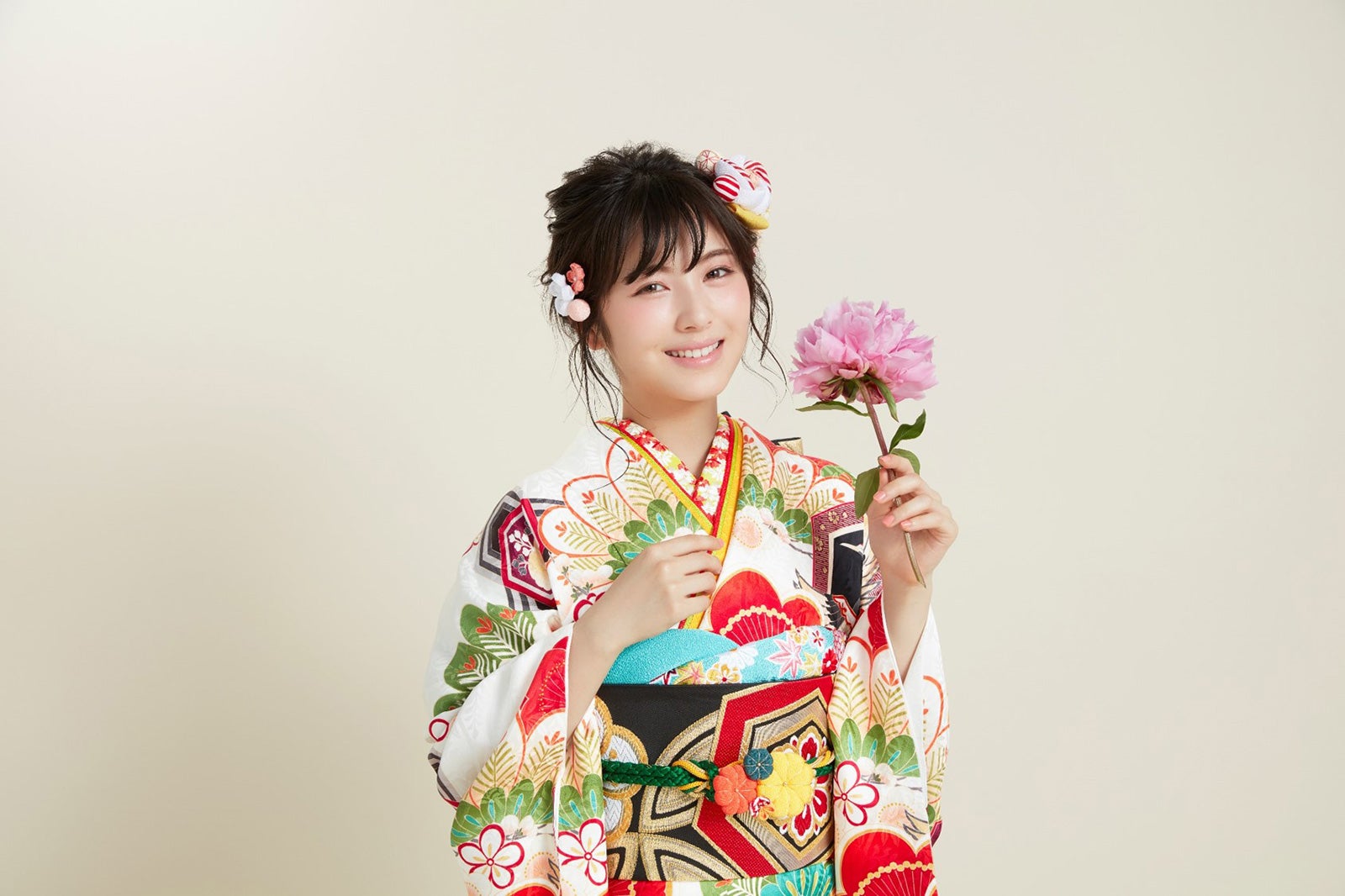 浜辺美波、可憐な振り袖姿披露　新成人へメッセージ「私たちなりに進んでいければ」