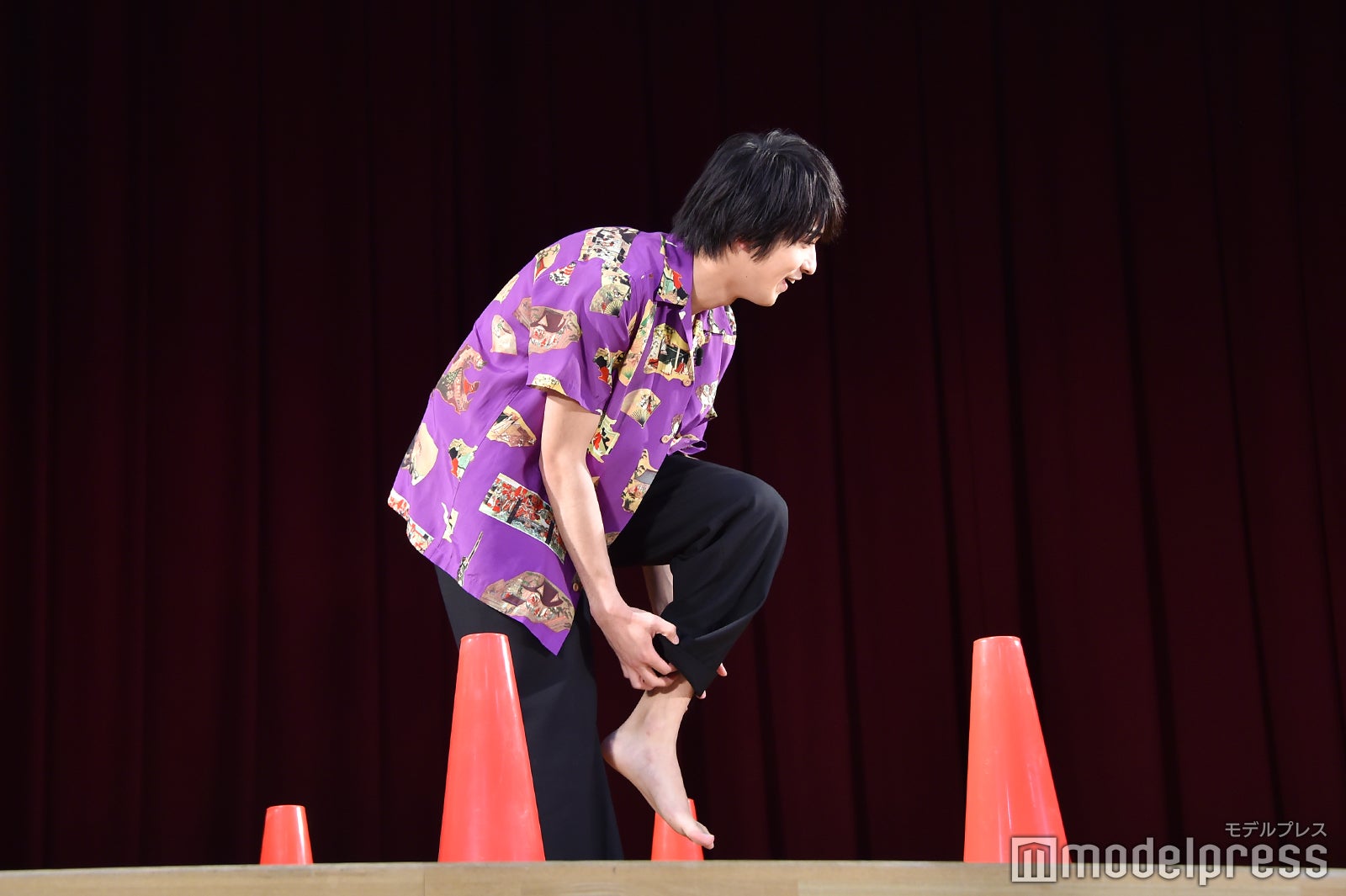 横浜流星／「1分間反復横跳び対決」の様子 （C）モデルプレス