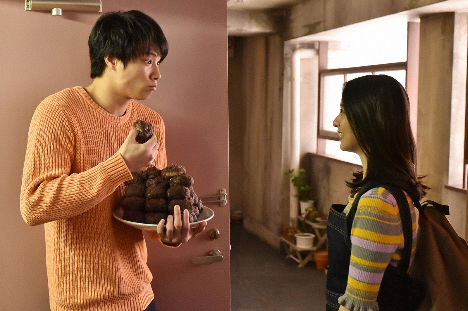 鈴木伸之、武井咲／「今からあなたを脅迫します」第1話より（画像提供：日本テレビ）