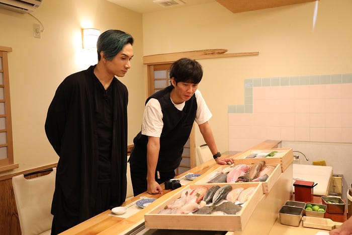 橘ケンチと渡部建/ 「渡部の歩き方愛媛編前編」寿司屋「あか吉」より(提供写真)