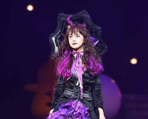 松井愛莉、網タイツで美脚アピール 挑発的な視線がSEXY