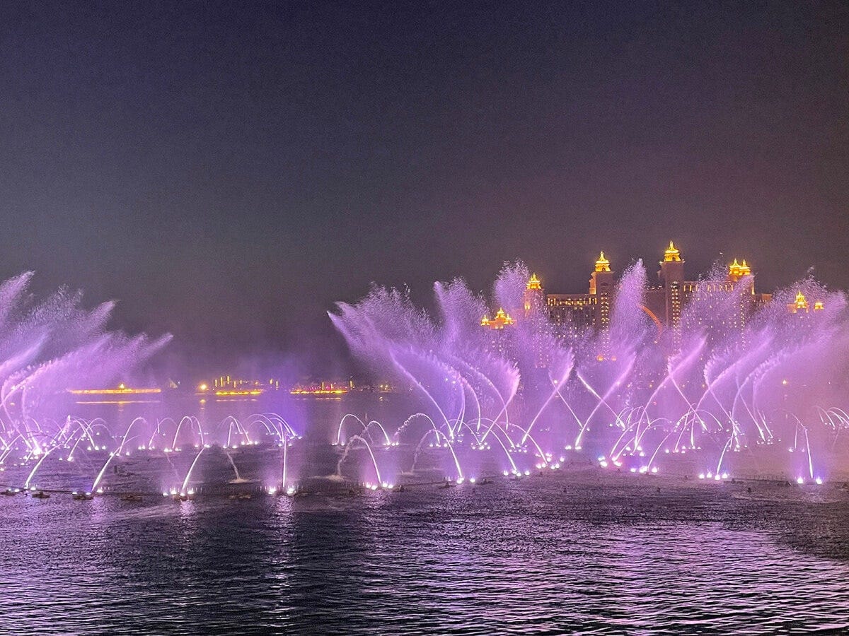 カラフルな噴水ショー「ザ・パーム・ファウンテン」