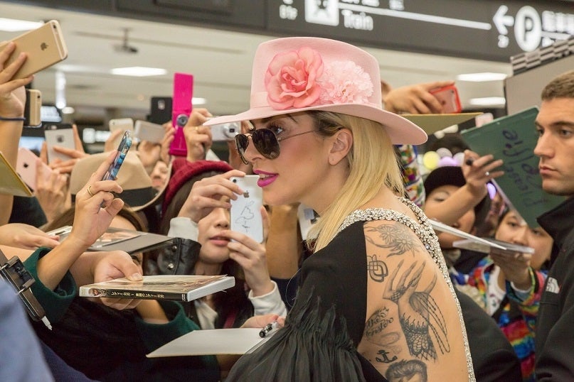 ＜レディー・ガガ来日＞背中大胆露出のファッションに釘付け ファン300人熱狂