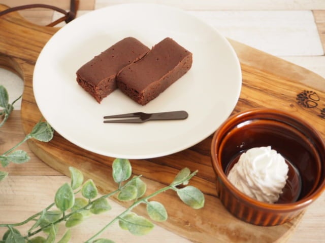 セブン濃厚くちどけガトーショコラ食べ方①ホイップクリーム