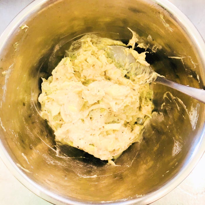 手順3:ボウルにアボカドを入れフォークで潰す/画像提供:柏原歩