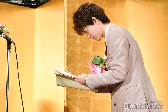 賞状と副賞を眺める菅田将暉(C)モデルプレス
