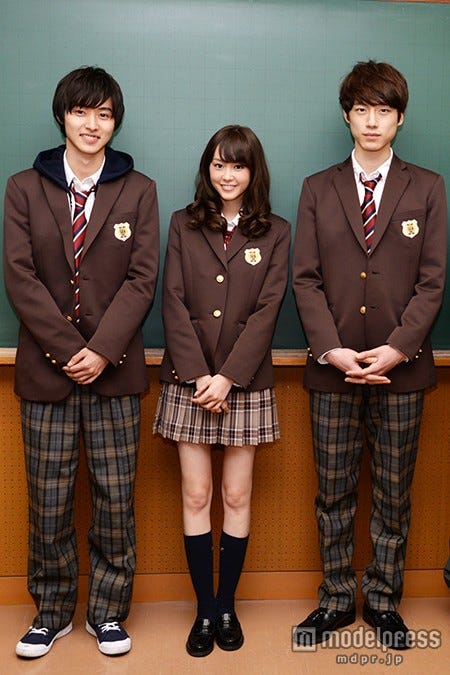 (左から)山崎賢人、桐谷美玲、坂口健太郎