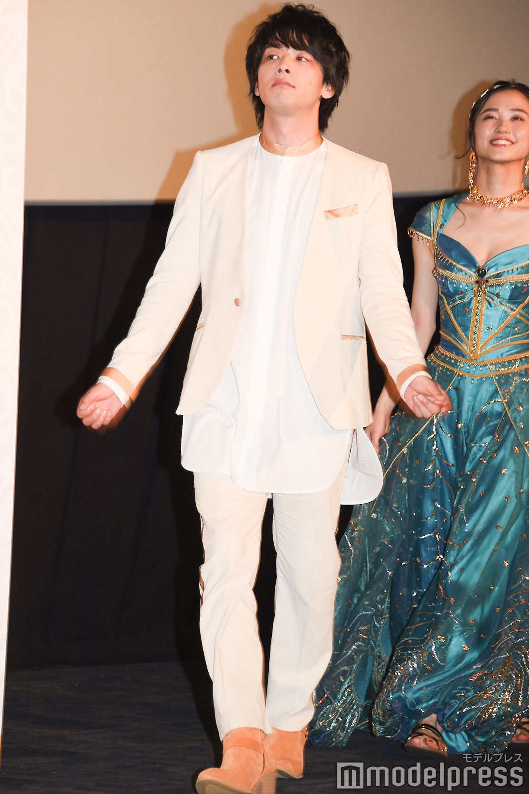 ノリノリで再入場する中村倫也 （C）モデルプレス