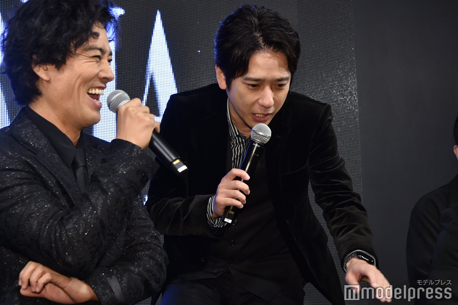 二宮和也が怪我しないよう石をどかす桐谷健太を再現する二宮和也（C）モデルプレス