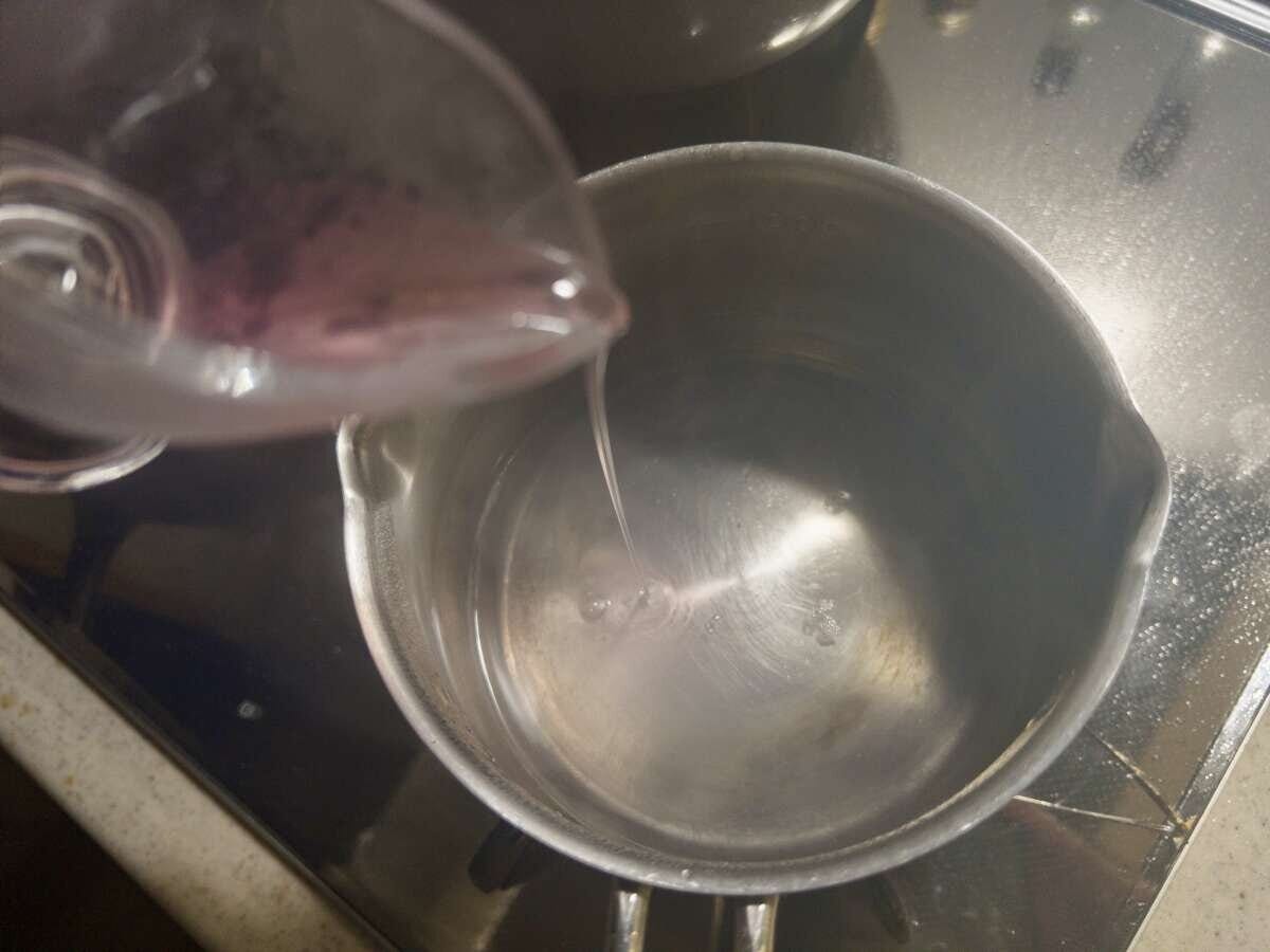 小鍋に桜ジュレの材料の、水・グラニュー糖・ゼラチンパウダーを入れて混ぜながら火にかけ、沸騰寸前で止めて、桜リキュールを加えて混ぜ合わせます。 小鍋に桜ジュレの材料の、水・グラニュー糖・ゼラチンパウダーを入れて混ぜながら火にかけ、沸騰寸前で止めて、桜リキュールを加えて混ぜ合わせます。