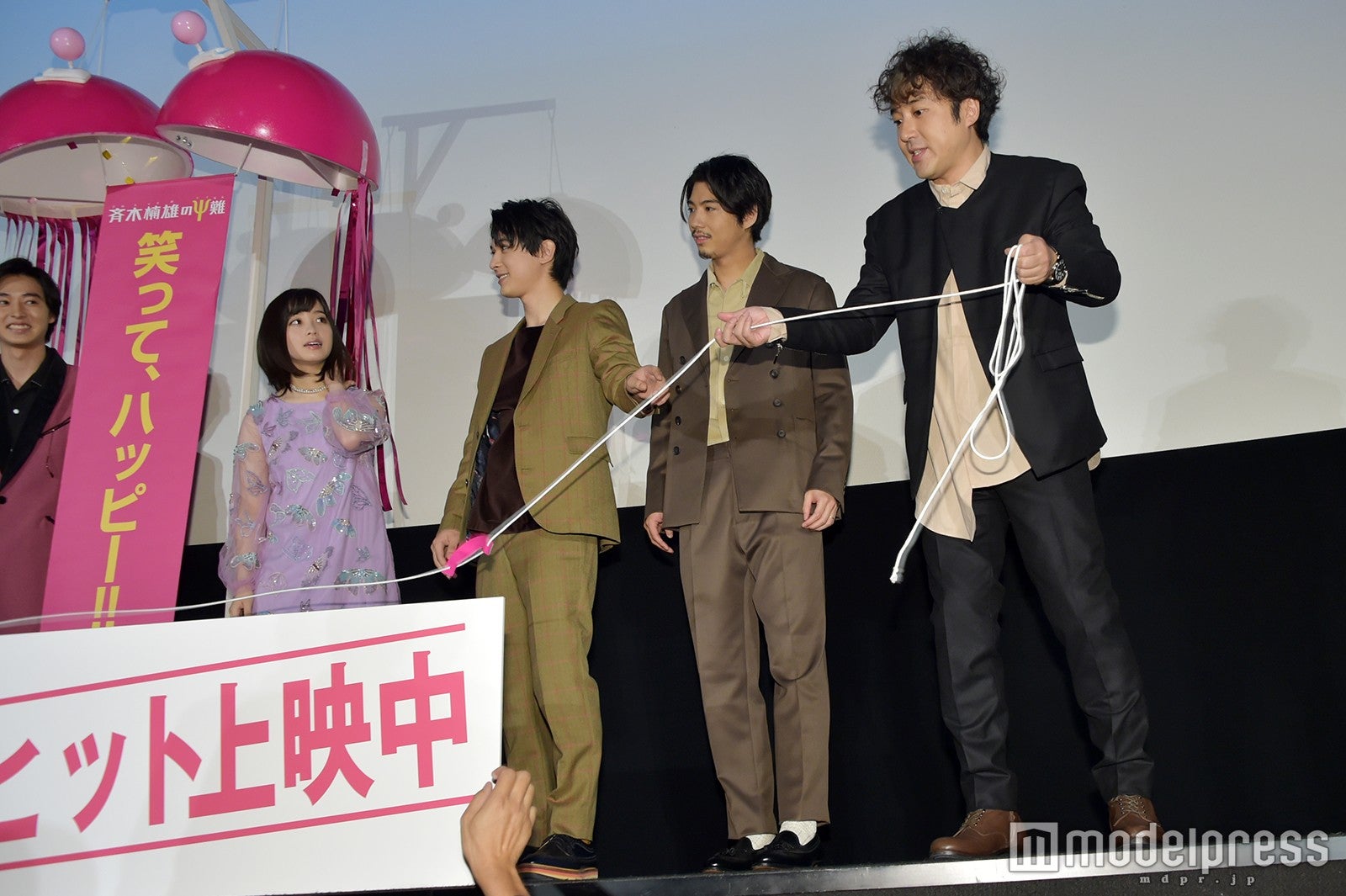 くす玉が割れたことを確認し、ヒモを回収するムロツヨシ（C）モデルプレス