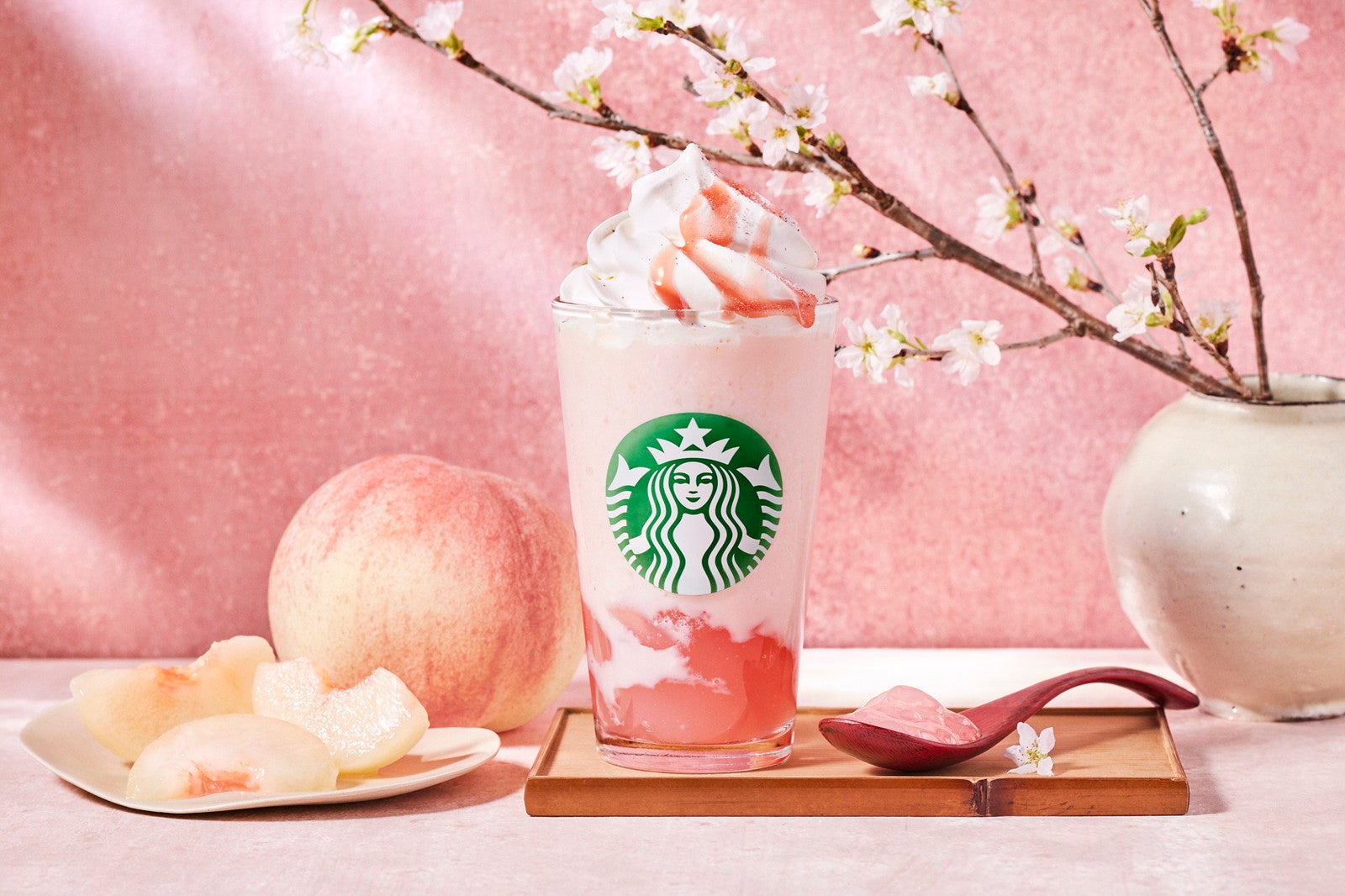 白桃と桜わらびもち フラペチーノ（提供写真）