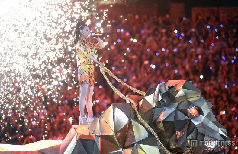 巨大なライオンの乗り物に乗って登場。Newscom／Zeta Image