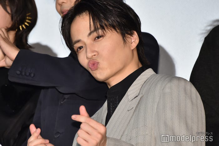 ポージングのバリエーションから男性キャストに「かっこいい!」と絶賛された菊池風磨(C)モデルプレス