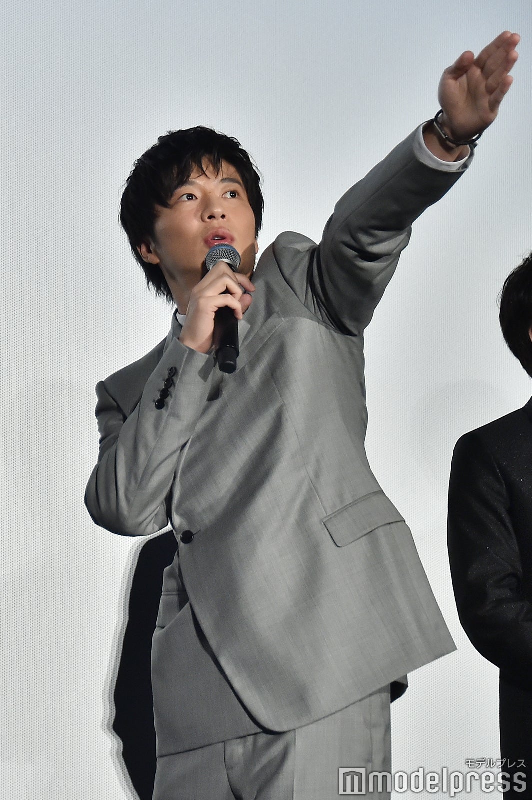 質問者の独特な手の挙げ方を真似する田中圭（C）モデルプレス