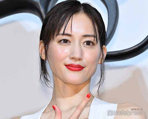 綾瀬はるか、美背中際立つドレス姿で登場 監督から役作り絶賛「綾瀬はるかにしかできないこと」<リボルバー・リリー>