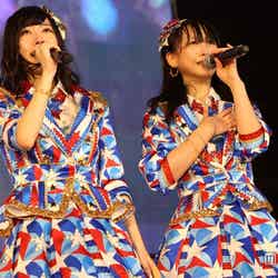 号泣する松井珠理奈（左）と松井玲奈（右）／「AKB48 2013 真夏のドームツアー～まだまだ、やらなきゃいけないことがある～」ナゴヤドーム公演2日目より（C）AKS