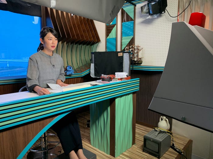 スタジオからニュースを伝えます/新美有加アナウンサー(提供写真)