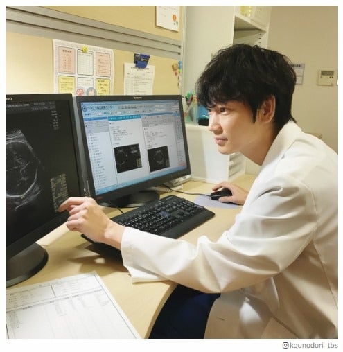 サクラ先生（綾野剛）に“診察されてるなう。”が悶絶必至「奇跡のかっこよさ」＜コウノドリ＞