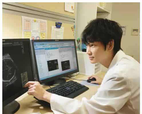 サクラ先生(綾野剛)に“診察されてるなう。”が悶絶必至「奇跡のかっこよさ」<コウノドリ>
