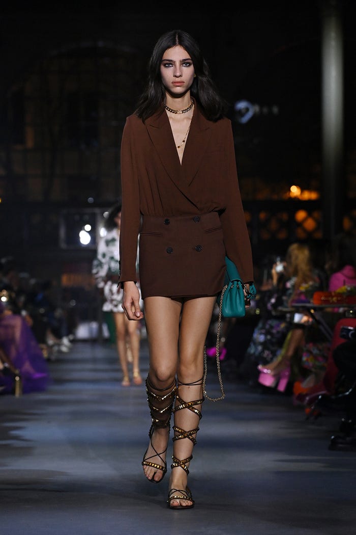 「VALENTINO」Paris Fashion Week Womenswear Spring-Summer 2022より/photo by Getty Images