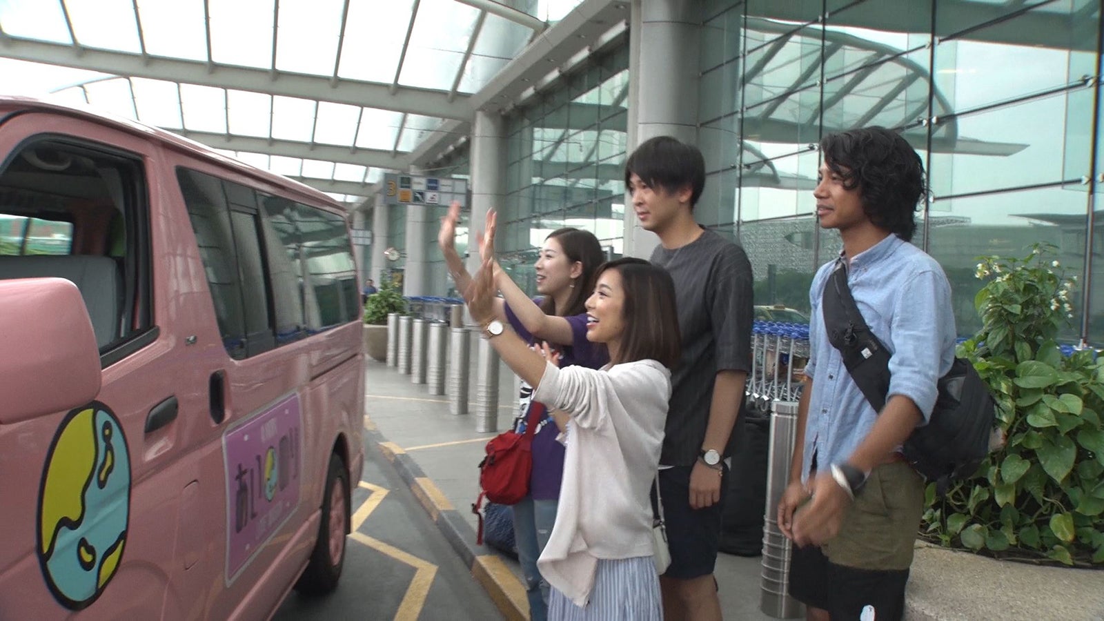 ラブワゴンを見送るメンバー／「あいのり：Asian Journey」第22話より（C）フジテレビ