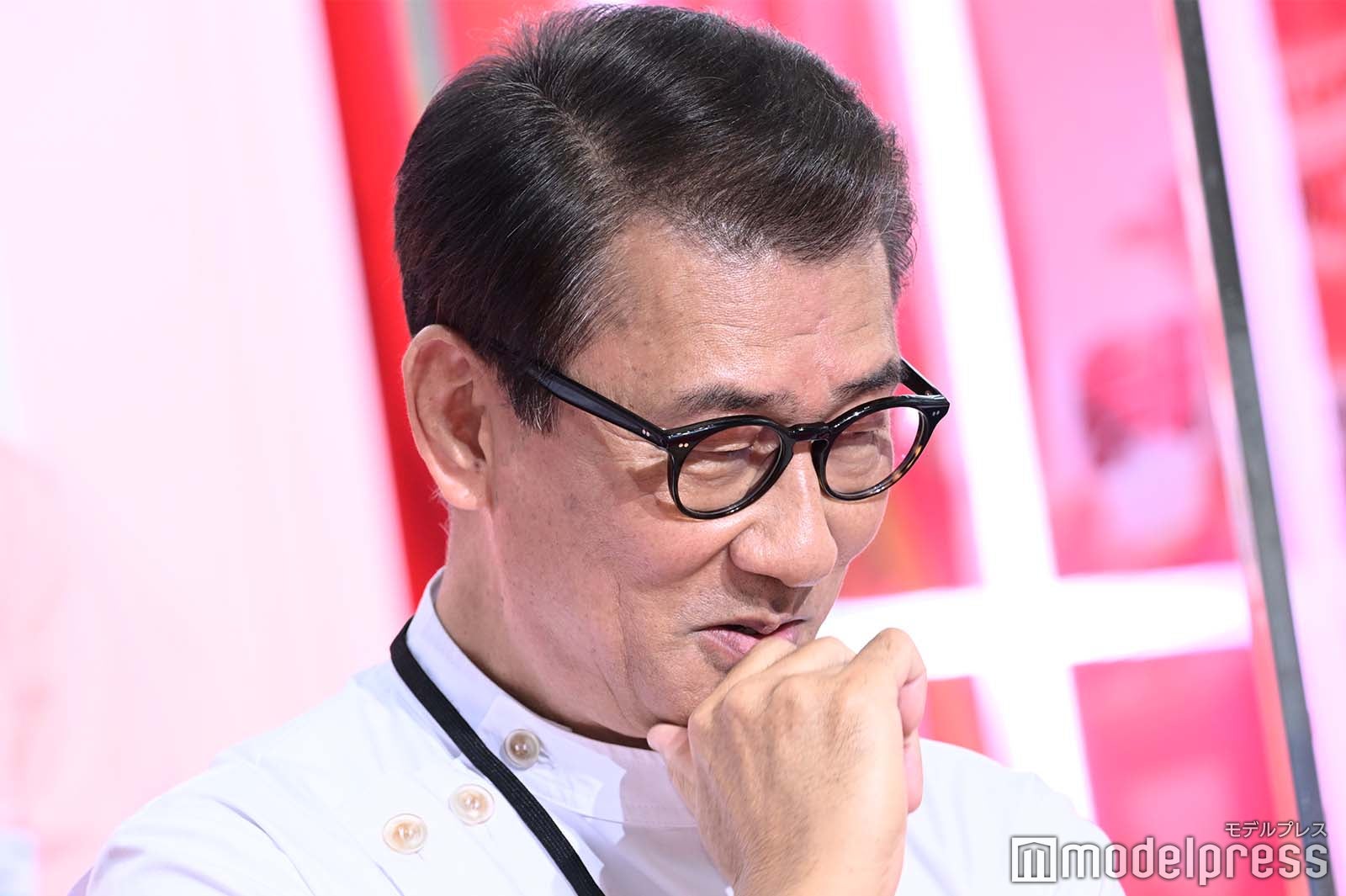 考え込む中井貴一（C）モデルプレス