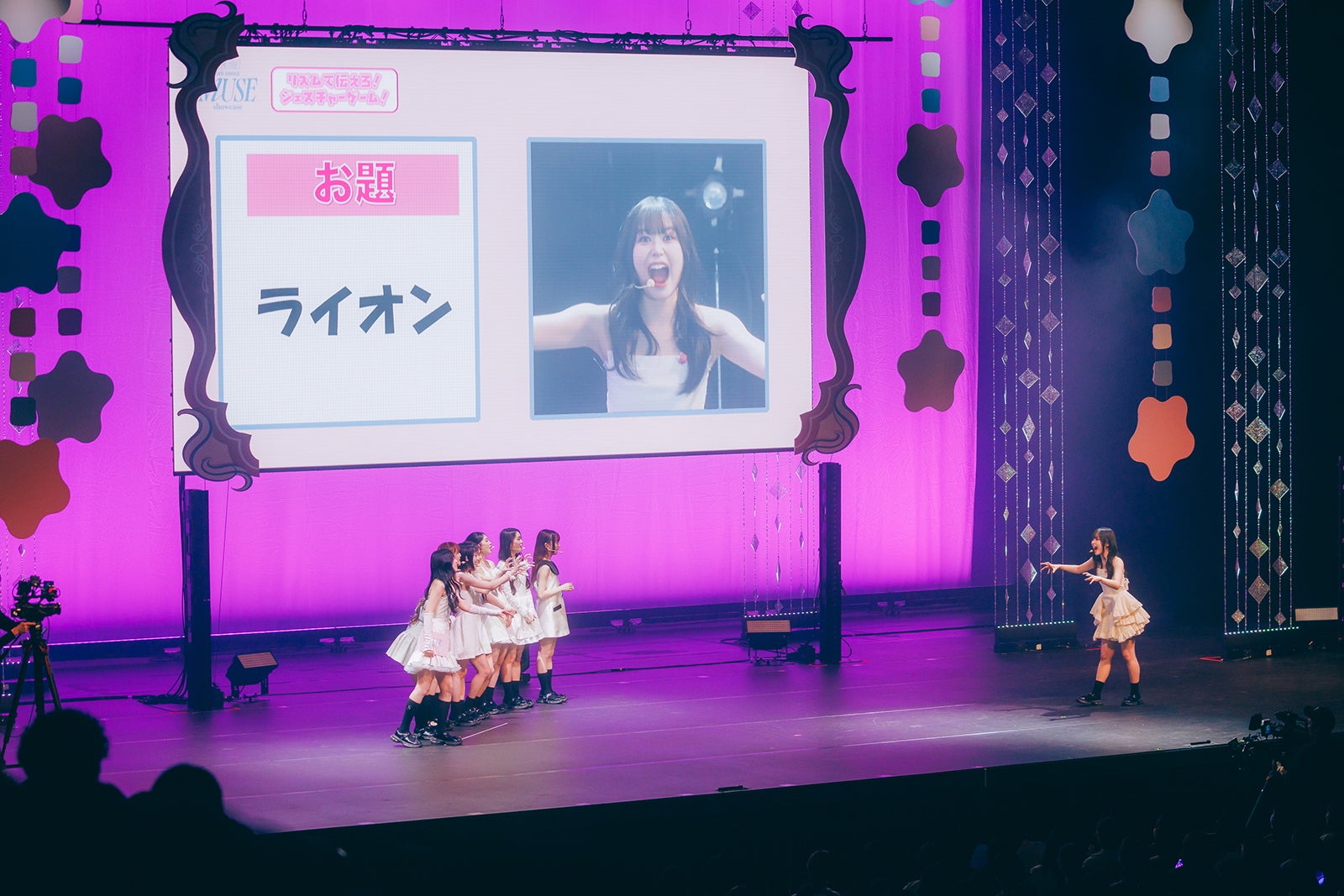 ジェスチャーゲームをするメンバー／ME:I 3RD SINGLE『MUSE』リリース記念SHOWCASE（C）LAPONE GIRLS