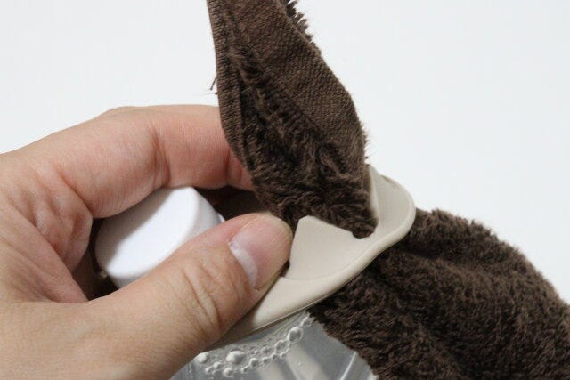 カラビナ付ボトル、タオルキーホルダー(ベージュ、黒、グリーン) タオル装着方法 カラビナ付ボトル、タオルキーホルダー(ベージュ、黒、グリーン) タオル装着方法