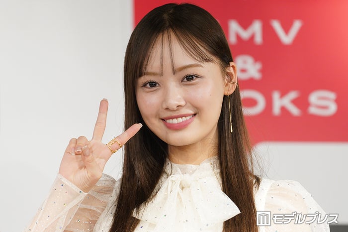 元日向坂46濱岸ひより、美デコルテ輝くキャミソール姿に反響「鎖骨が綺麗」「自然体の笑顔が可愛すぎる」