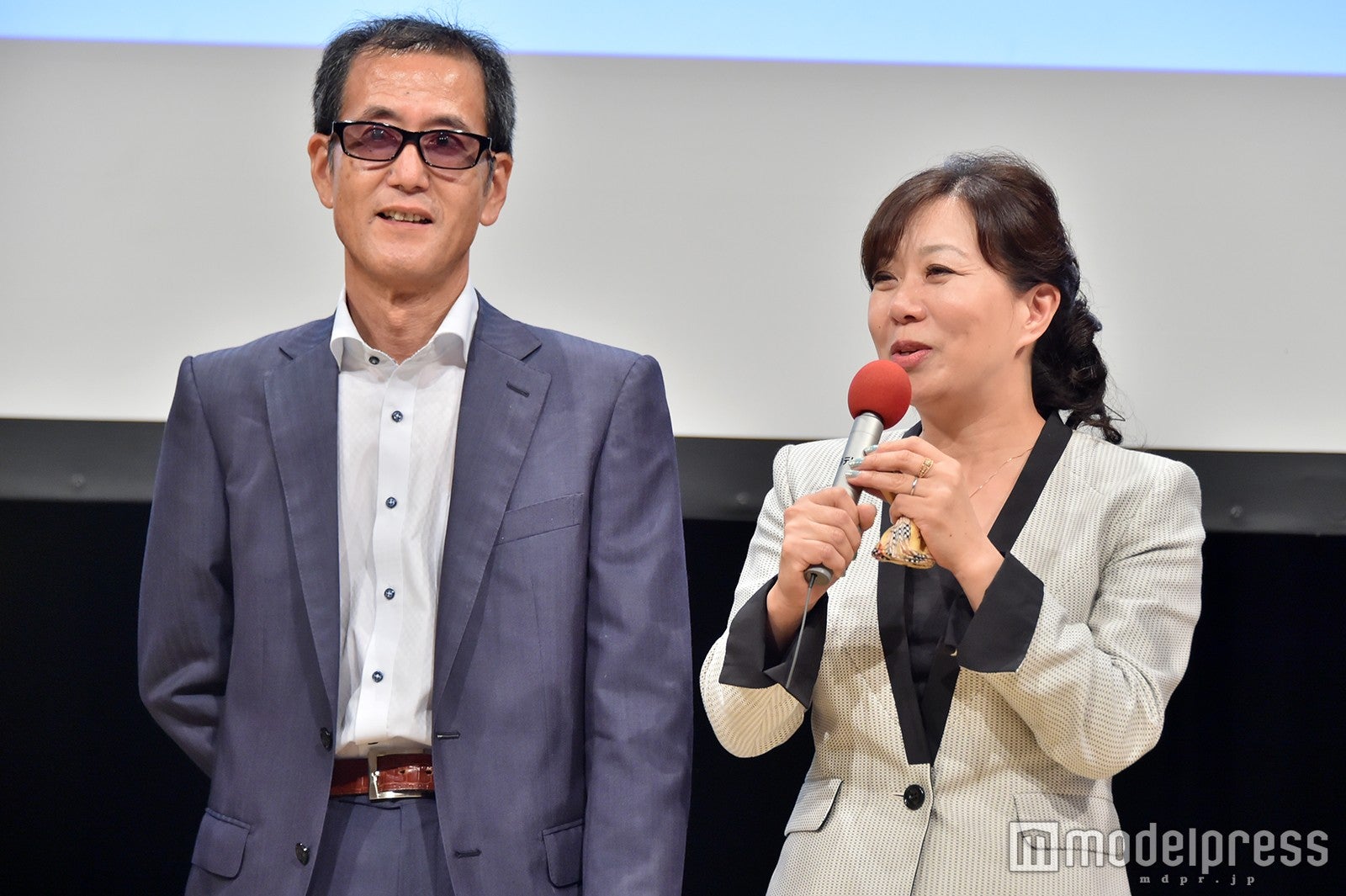 新井淑則さん、妻の真弓さん（C）モデルプレス