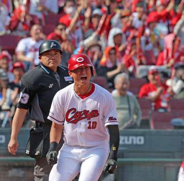 広島が相手のミスで六回に先制 サノーが田中の送球を捕球できず 七回までパーフェクト投球継続中の栗林に待望の援護点