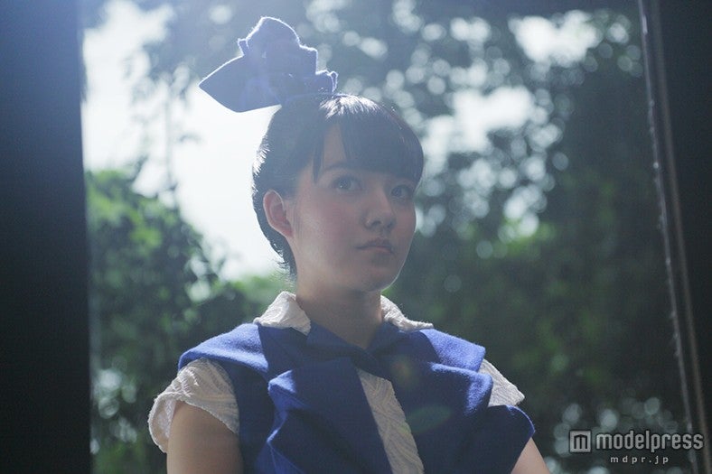 小島藤子、菊地凛子主演作で豪華ブランド衣装まとう　可憐な存在感を発揮