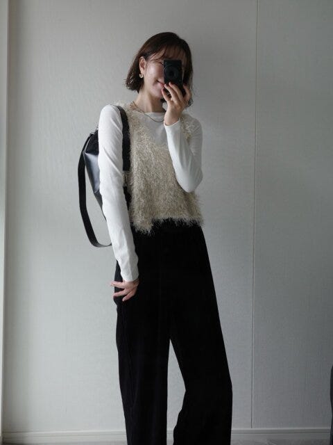 スタイル02：もけもけビスチェのレイヤードコーデ