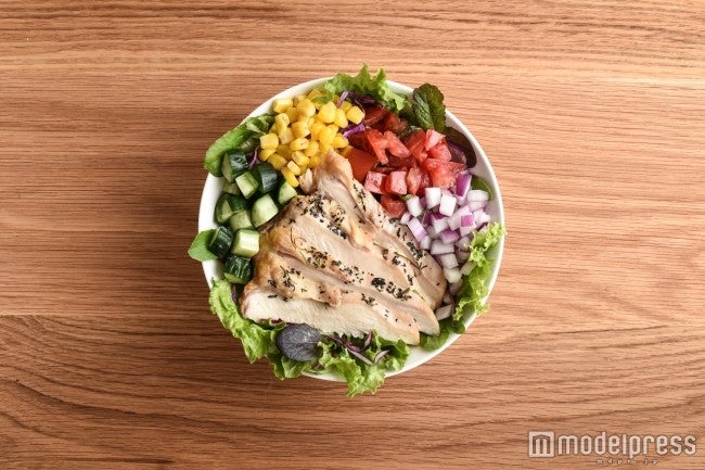 ハーブチキンと彩り野菜のサラダ／画像提供：TK Brothers Japan