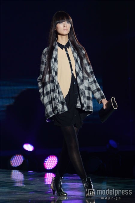 謎の美人ドラマー シシド カフカ 1万人超を前に圧巻パフォーマンス モデルプレス