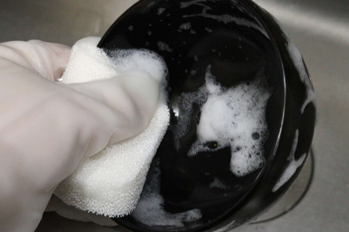 ダイソーの泡立ち水切れが良いキッチンスポンジは食器に密着して優しく洗える