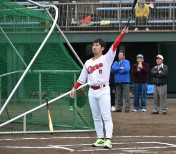 現役引退の広島・上本氏 「幸せです」地元の広島・福山で最後のユニ姿 感謝の柵越え！ベルトプレゼントのサプライズも