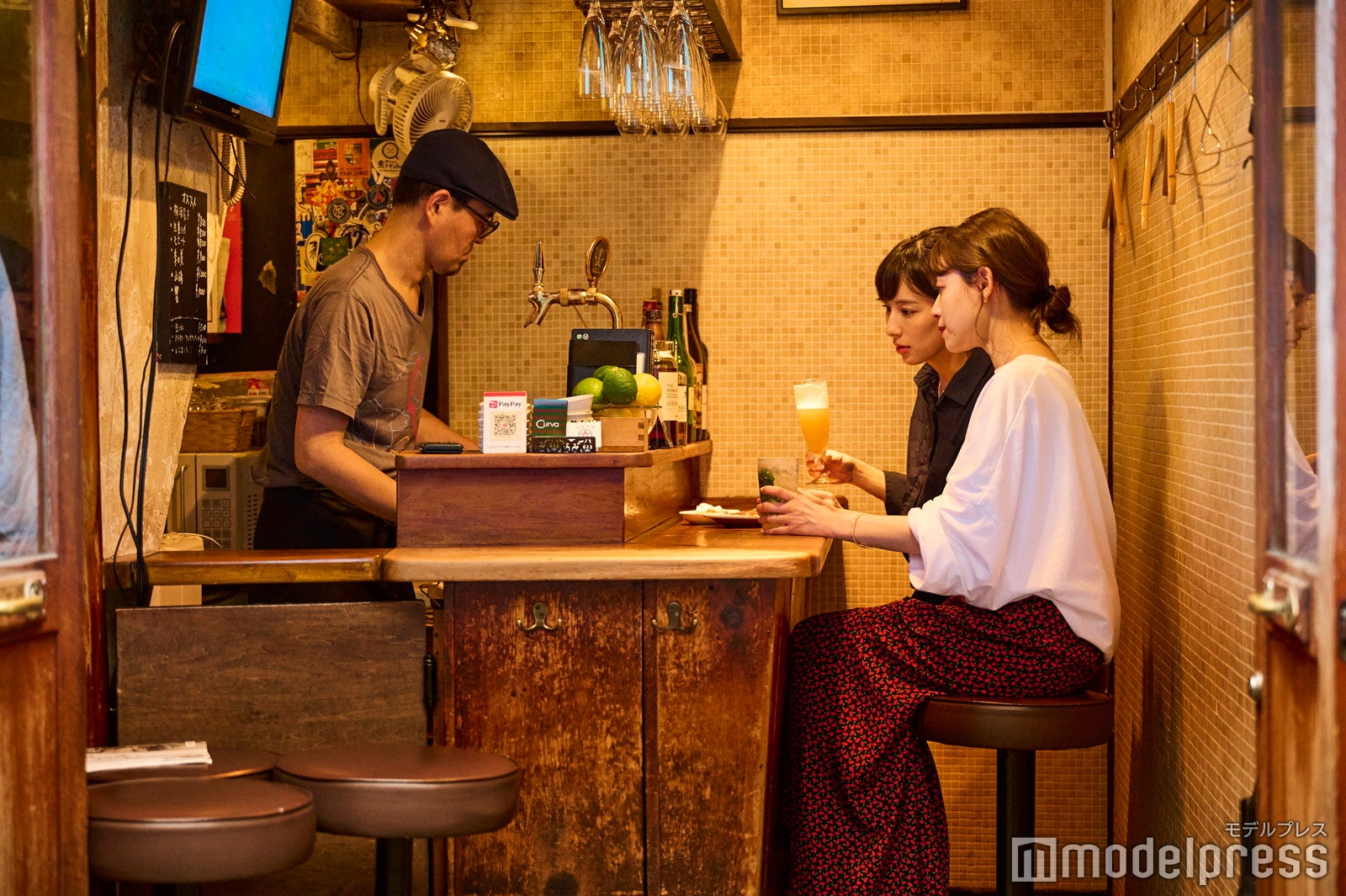 カウンターは店主と客同士の距離が近く会話も生まれやすい（C）モデルプレス