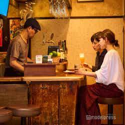 カウンターは店主と客同士の距離が近く会話も生まれやすい(C)モデルプレス