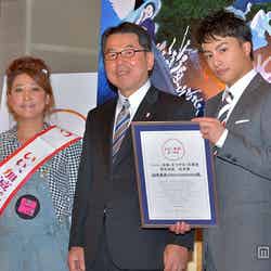 （左から）友近、松山市副市長の遠藤美武氏、白濱亜嵐